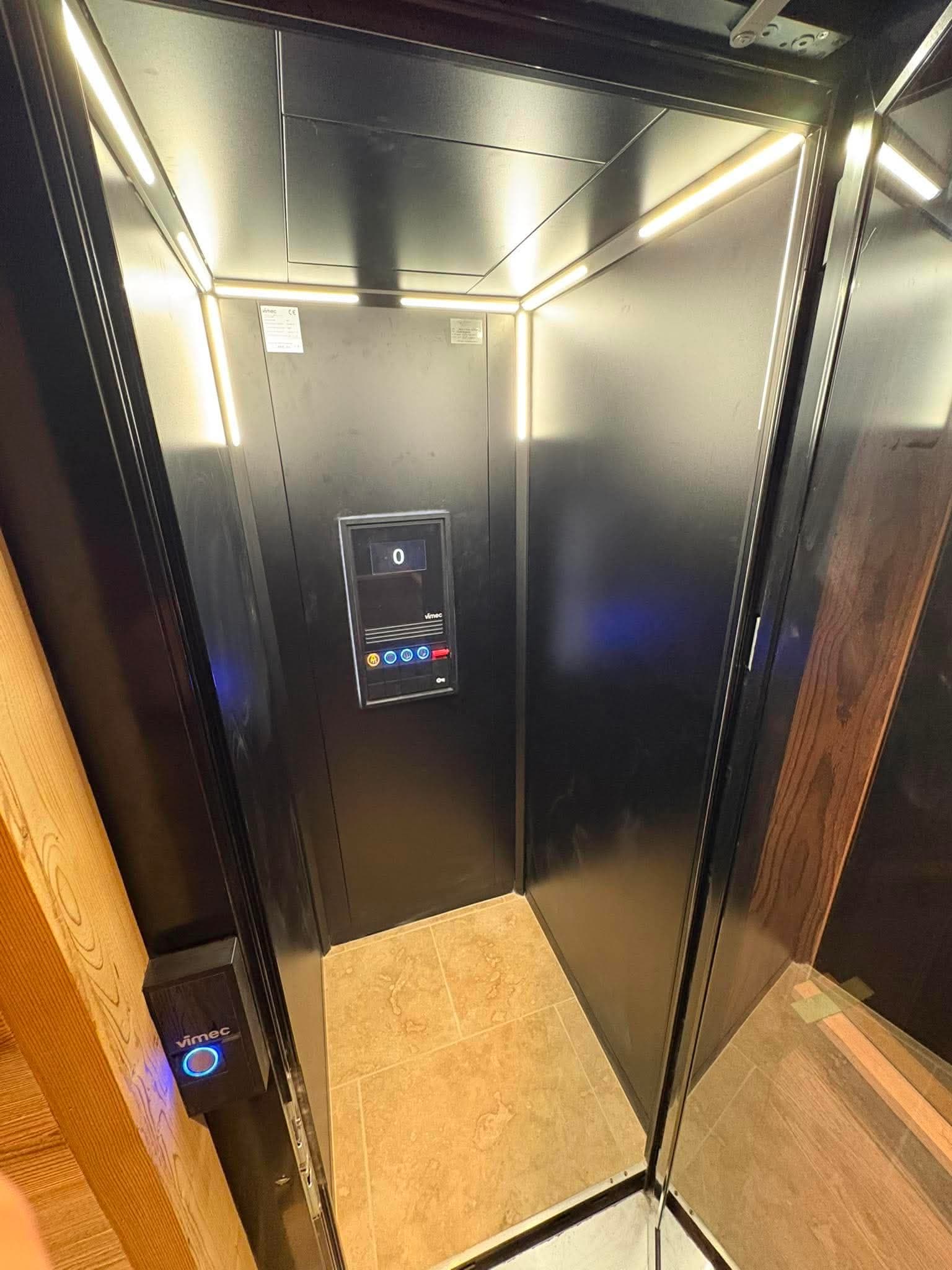 Intérieur d’un ascenseur privatif moderne.