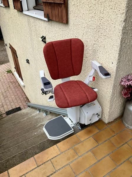 notre équipe Accès Élévation a récemment installé un siège monte-escalier droit Platinum Stairlifts modèle Straight spécialement conçu pour un usage extérieur.