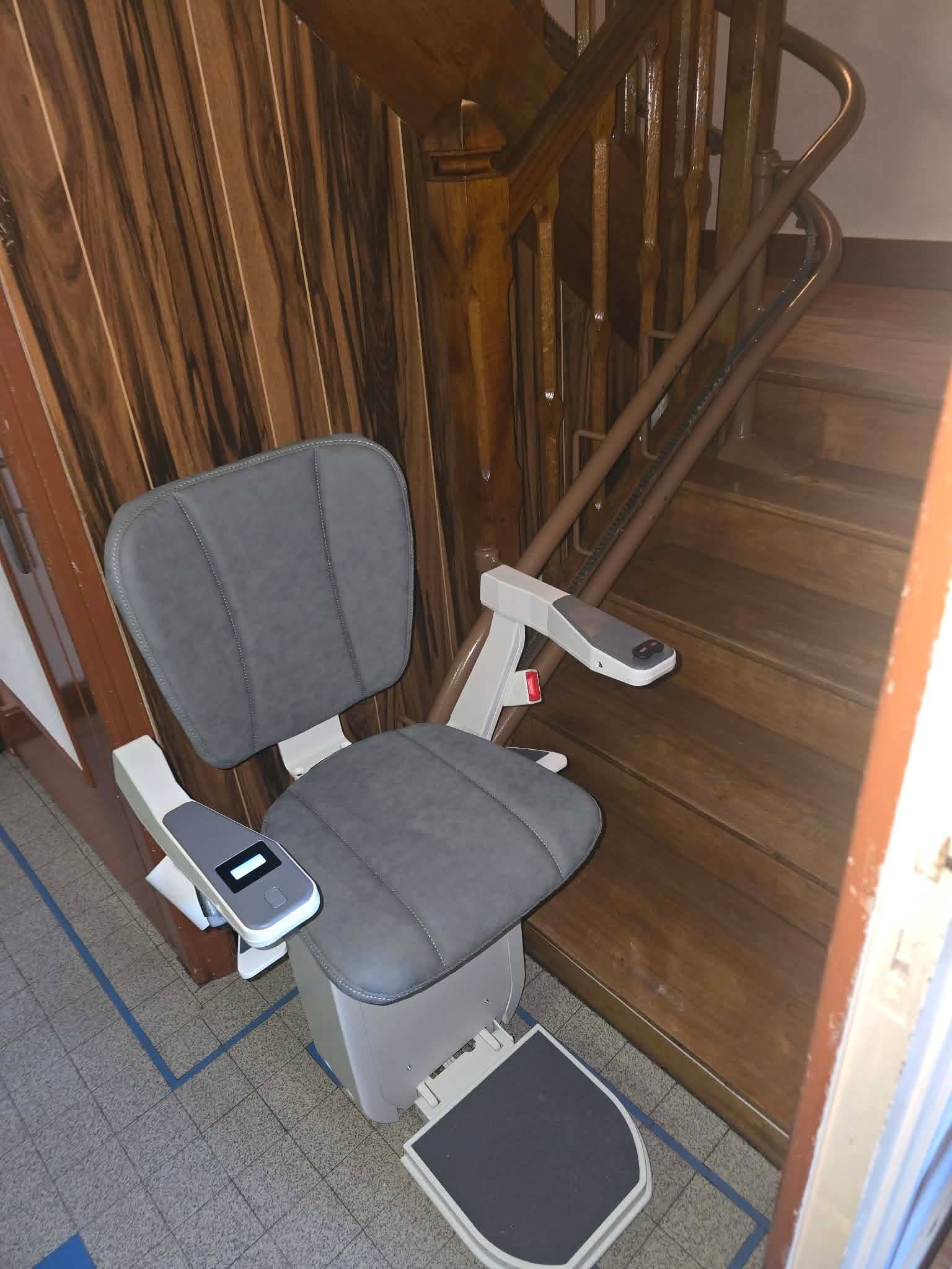 siège monte-escalier de notre fabricant Platinum Stairlifts à Chabons en Isère, conçu entièrement sur mesure pour s'adapter parfaitement à l'escalier de notre client.