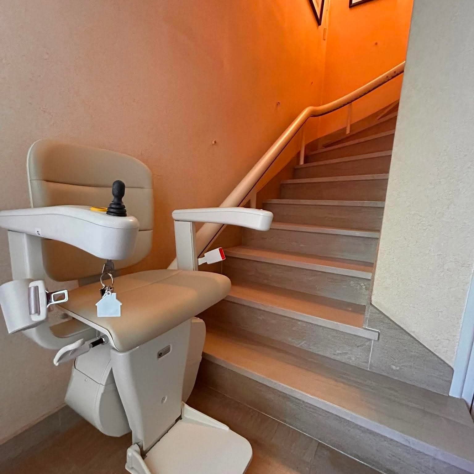 installation d’un siège monte-escalier courbe Savaria réalisée à Roanne par Accès Élévation, pour retrouver confort, sécurité et autonomie à domicile.